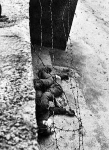 Body_of_Peter_Fechter_lying_next_to_Berlin_Wall